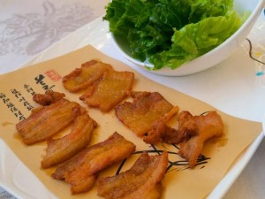 黑暗料理王独特豆腐盛宴：猪肉生菜环抱豆腐丁的独家秘制美食做法探索