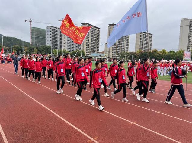 超级凌乱的校园运动会，有混乱中的乐趣，更有运动健儿们的风采